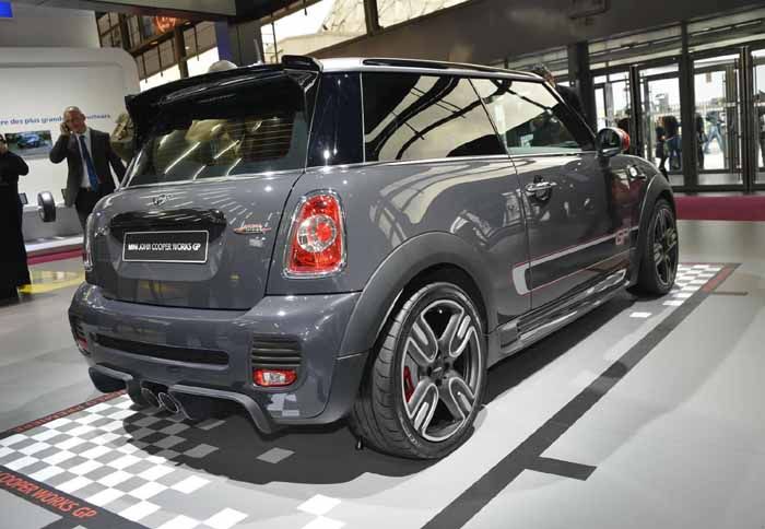 Το καυτό MINI εφοδιάζεται με τετρακύλινδρο υπερτροφοδοτούμενο βενζινοκινητήρα 1.600 κ.εκ. με απόδοση 218 ίππους και 280 Nm ροπής.